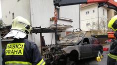 Ve Velké Chuchli auto shořelo na popel! Řidič uvnitř zemřel