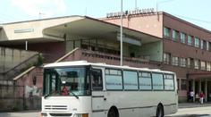 Tajemný autobus blokuje dopravu v centru Prahy! Šoféři zuří, úřady nic nedělají