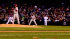 Bizarnosti v MLB: Veverka kradla metu, hráč ukazoval zadek