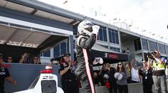 Loňský vítěz Newgarden odstartuje první. Piloty čeká závod na mokru