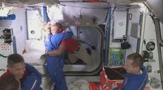Loď Crew Dragon přiletěla k ISS, přivezla tam čtyři astronauty. VIDEO