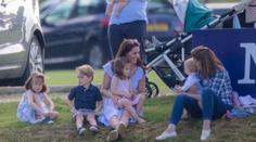 Britové zuří! Princ George si hrál s pistolí a nožem, rodiče ho nechali