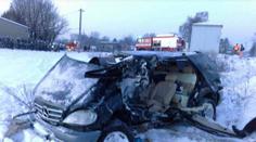 Vlak smetl na přejezdu mercedes, auto úplně zdemoloval
