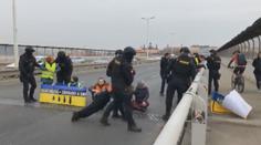 Nuselský most zablokovali aktivisté. Musela zasahovat policie