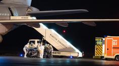 Mladá žena porodila na toaletě v letadle, miminko pak našli mezi odpadky