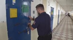 Drsná hádka o ovladač:  Vězni v Česku se o něj poprali, jeden skončil v nemocnici