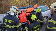 Policisté jeli k vážné nehodě, sami havarovali. Pro jednoho musel letět vrtulník