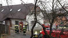 V Policích hořel rodinný dům. Uvnitř našli mrtvé tělo muže
