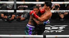 Velký boxerský duel skončil knokautem. Poraženého utěšoval i McGregor