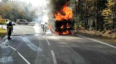 Na sjezdu z D1 hořelo nákladní auto, oheň likvidovalo 6 jednotek