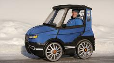 Jízda v suchu. Švéd pod plachtou připravil auto i kolo v jednom