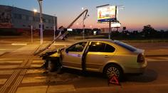 Auto porazilo semafor na rušné křižovatce! Provoz řídili policisté