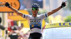Trentin ujel všem a slaví. Ve žlutém zůstal Francouz Alaphilippe