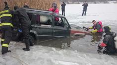 Milenci si užívali sexu, auto skončilo v ledové vodě! FOTKY
