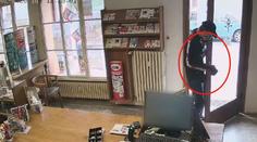 Pátrání po lupiči! Nejdřív přepadl obchod, pak se vrátil vyleštit kliku
