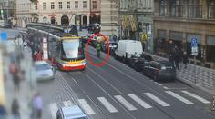 Po jointu se na jednokolce řítil pod tramvaj, strážník ho chytil z okna auta
