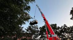 Dodávka s dítětem skončila ve Vltavě. Matka nečekala a vběhla do řeky za ním