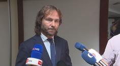 Jako v pračce. Nedvěd už úřaduje u nároďáku: Oponuji, ptám se, chci změnu