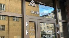 Policie zasahuje v budově VZP. Vyšetřovatelé zadrželi 19 lidí