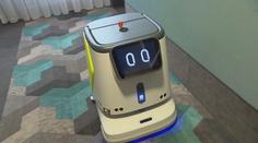 Hotel v Německu nasadil do práce roboty. Jeden obsluhuje, další uklízí