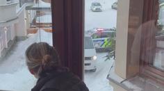 Z kopce se řítilo neovladatelné auto. Strhlo s sebou i policisty