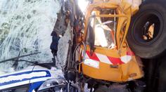 Autobus se srazil v Orlických horách se sypačem. Tři zranění