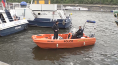 Britský turista skočil z lodi do Vltavy. Policie po něm už několik dnů pátrá