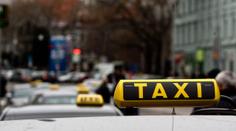Spory mezi taxikáři a Uberem se vymkly kontrole. Řidiče upálili!