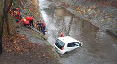 Auto v Praze sjelo do potoka a uvázlo. Řidiče museli vyprostit hasiči