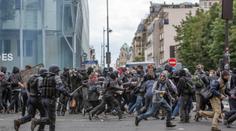 Zavřená Eiffelovka, střety s policií: Ve Francii protestují tisíce lidí
