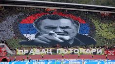 Skandál před slavným derby. Fanoušci v Srbsku oslavovali válečného zločince