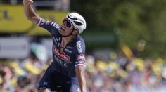 Tour de France má nového lídra, do žlutého jde Van der Poel