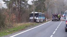 Autobus na Kutnohorsku narazil do stromu. Řidič za jízdy zkolaboval a zemřel
