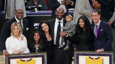 Pocta pro Kobeho! Lakers slavnostně vyřadili jeho čísla