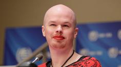 Bidenův nebinární expert měl ukrást kufr na letišti. Hrozí mu pět let vězení
