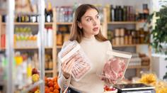 V supermarketu odhalili závadné zboží. Inspekce varuje před párky i salámem