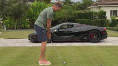 Šílený kousek golfisty! Míček trefil do okénka luxusního sporťáku