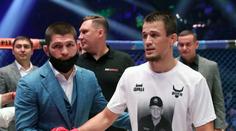Chabibův bratranec září. V kleci uškrtil soupeře, pak promluvil o titulu