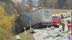 Auto vjelo do protisměru. Řidič nepřežil srážku s kamionem