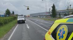 Na Mladoboleslavsku kamion smetl motorku. Pro motorkáře letěl vrtulník