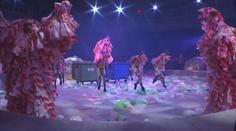 NOVÝ CIRKUS: Popelnice, plastové skafandry a uklízečky oprašující příchozí