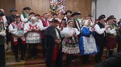 Poslanci v netradičním oblečení. Ve Sněmovně jednali v krojích