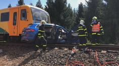 Vlak po srážce s autem vykolejil, řidičku museli hasiči vyprostit! VIDEO