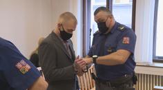 Do bývalé přítelkyně a jejího nového partnera nacouval autem, dostal 16 let