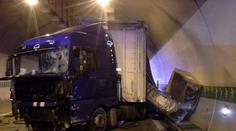 Řidič kamionu kýchnutím zastavil celou dálnici D5 směrem na Prahu
