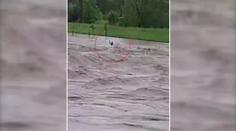 VIDEO: Místní se báli záplav, muž v kajaku se vrhl do rozbouřené řeky!