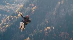 Létající pes! Se svým majitelem si naplno užívá paragliding