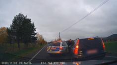 Zdrogovaný řidič ujížděl 30 kilometrů, pak ignoroval namířenou zbraň!