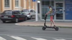 Jezdci na elektrických koloběžkách šikanují chodce. Někdy do nich najíždí úmyslně