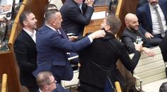 Drama ve slovenském parlamentu. Při schůzi se strhla bitka, vzduchem letěla lahev
